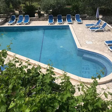 Apartman Bedroom Poolside Oasis Retreat 1 *