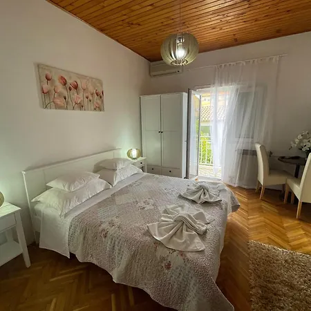 Apartman Bedroom Poolside Oasis Retreat 1
